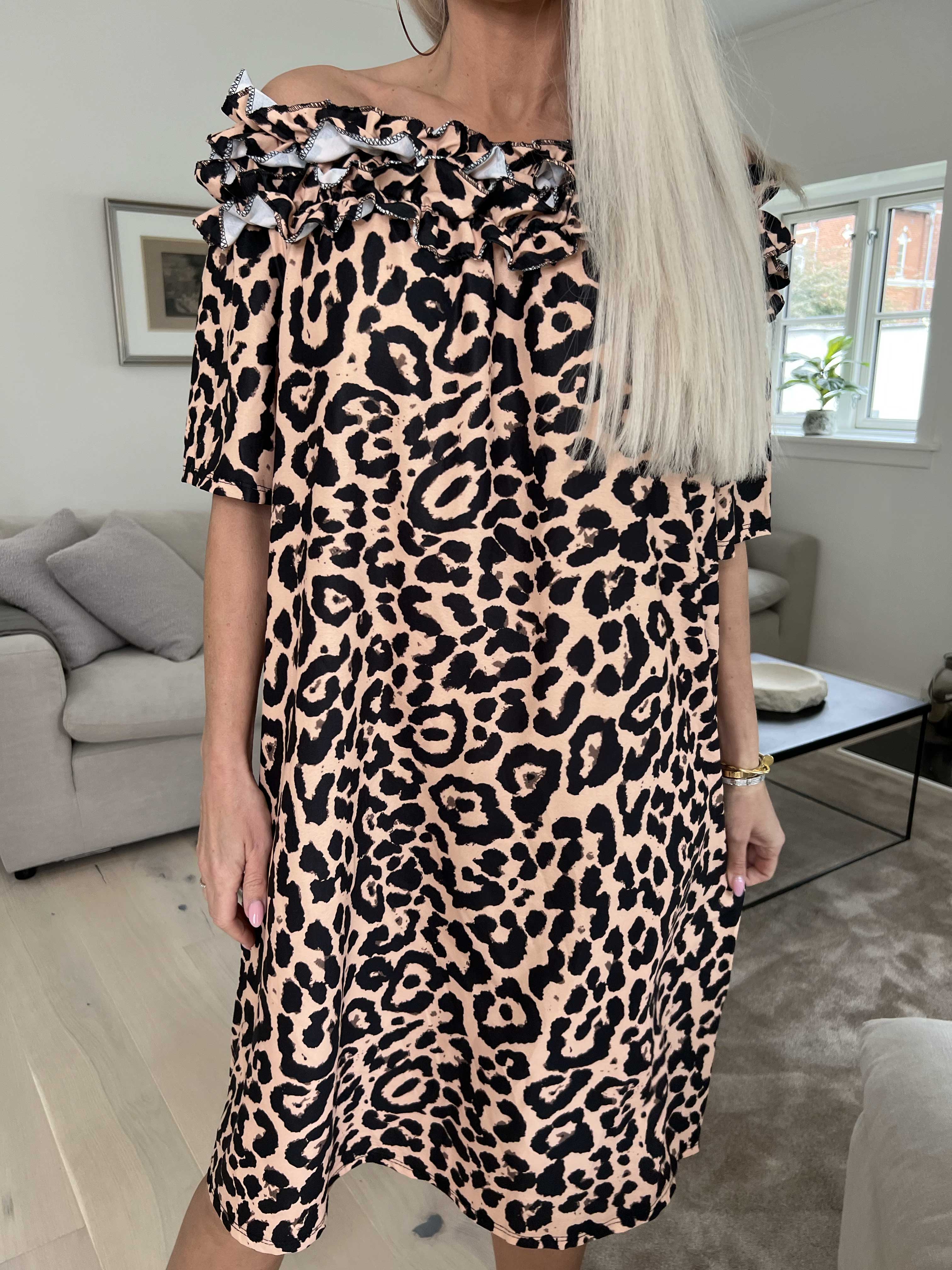 Chili Leo Sleeveless Dress - Leopardmönstrad klänning med volang i halsringningen